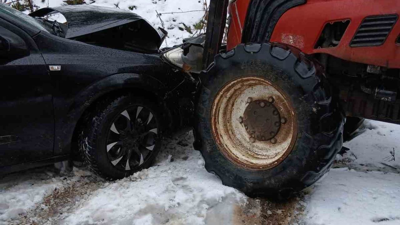 Bolu Mudurnu'da traktör ile otomobil çarpıştı: 1 kişi yaralandı