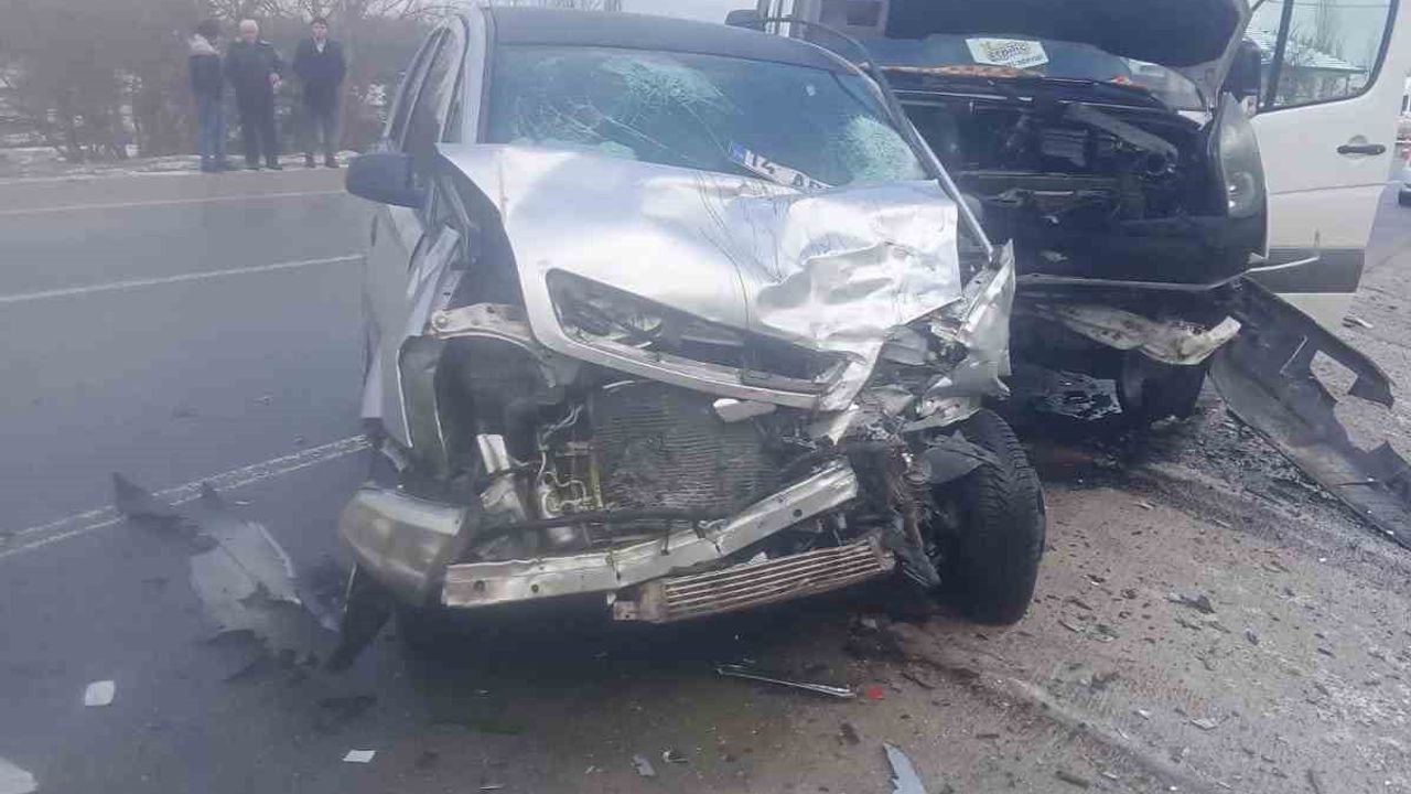 Bolu-Mudurnu kara yolunda otomobil ile minibüs çarpıştı: 1’i ağır 10 yaralı