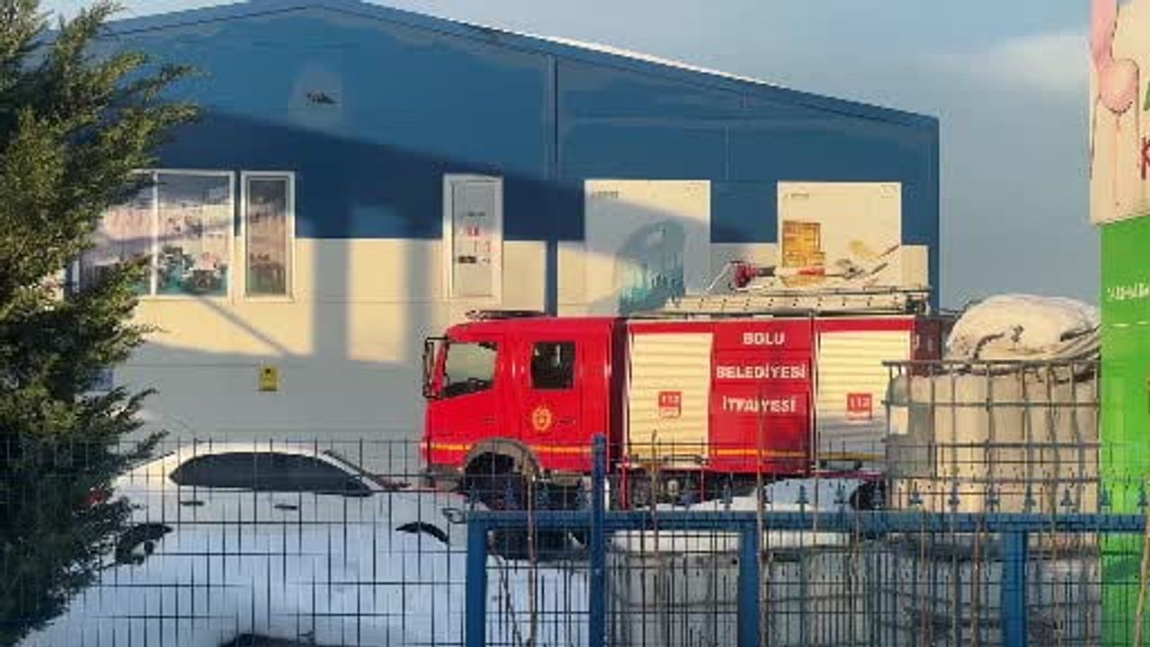 Bolu OSB'de mobilya fabrikasında çıkan yangın işçilerin müdahalesiyle söndürüldü
