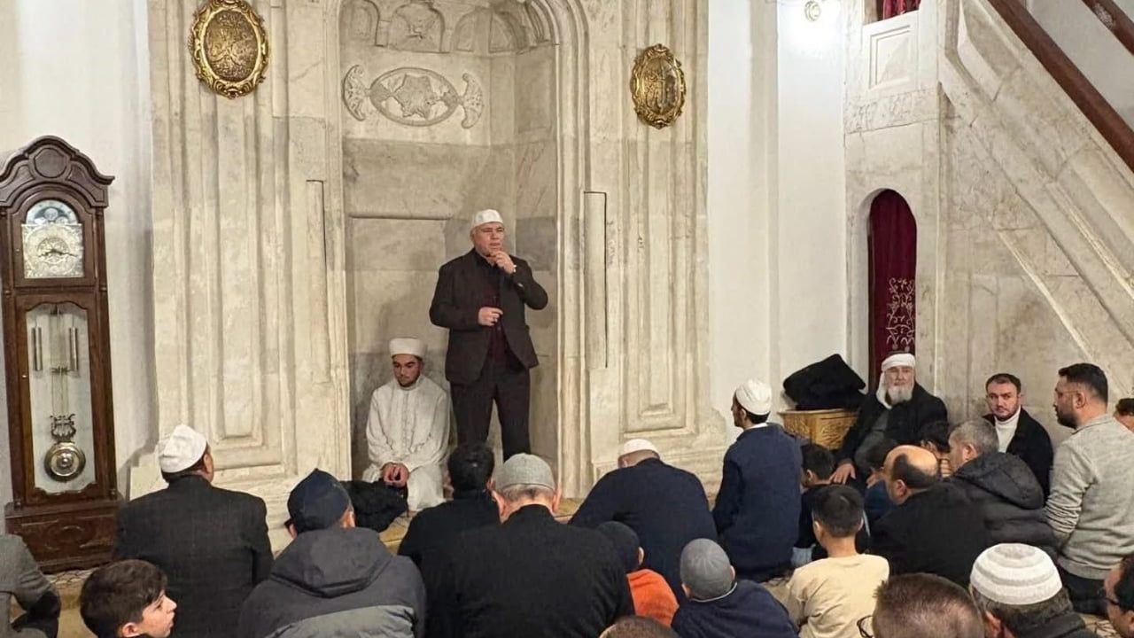 Bolvadin'de 'Vakti Kuşanmak Projesi' kapsamında Çarşı Camii'nde yatsı namazı buluşması