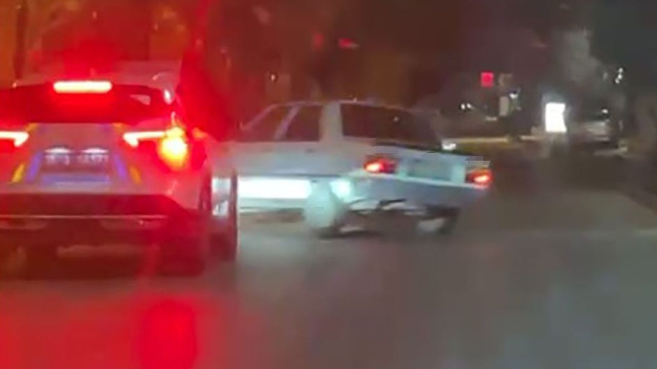 Bornova'da polisten kaçan sürücü kaldırıma çıkarak kaza yaptı; anlar cep telefonu kamerasında