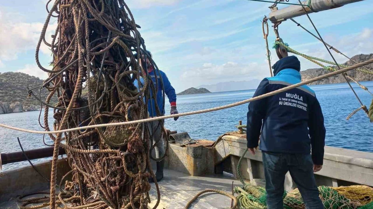 Bozburun Çomçalık'ta iki hayalet ağ denizden temizlendi