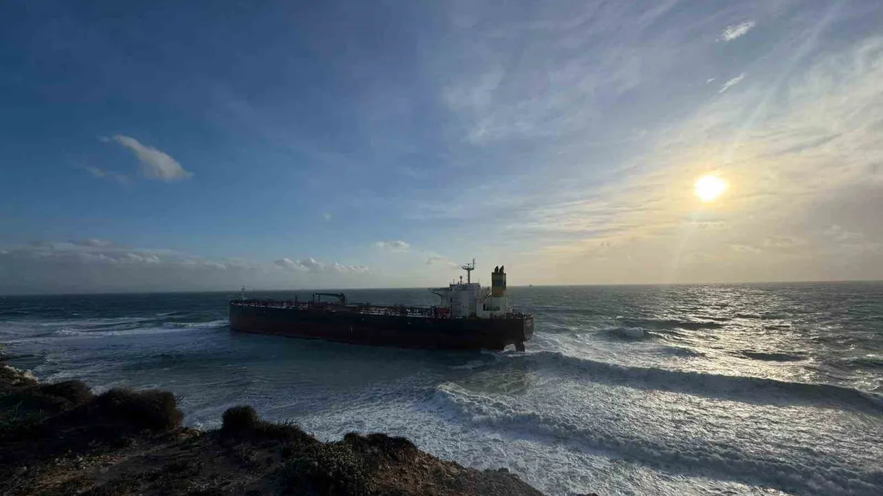 Bozcaada açıklarında karaya oturan 'QENDIL' tanker 12 gün sonra kurtarıldı