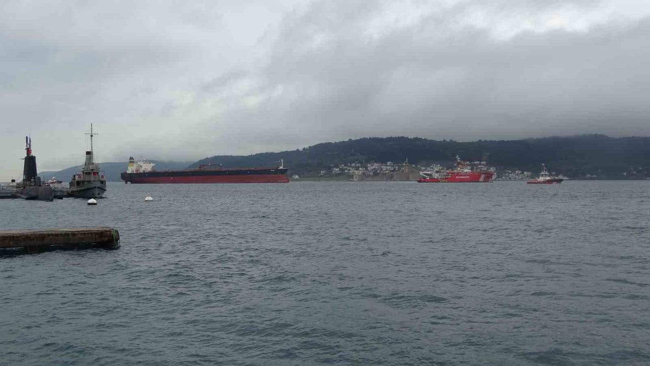 Bozcaada açıklarında karaya oturan Umman bandıralı QENDIL tankeri, kurtarıldıktan sonra Yalova'ya bakım için sevk edildi