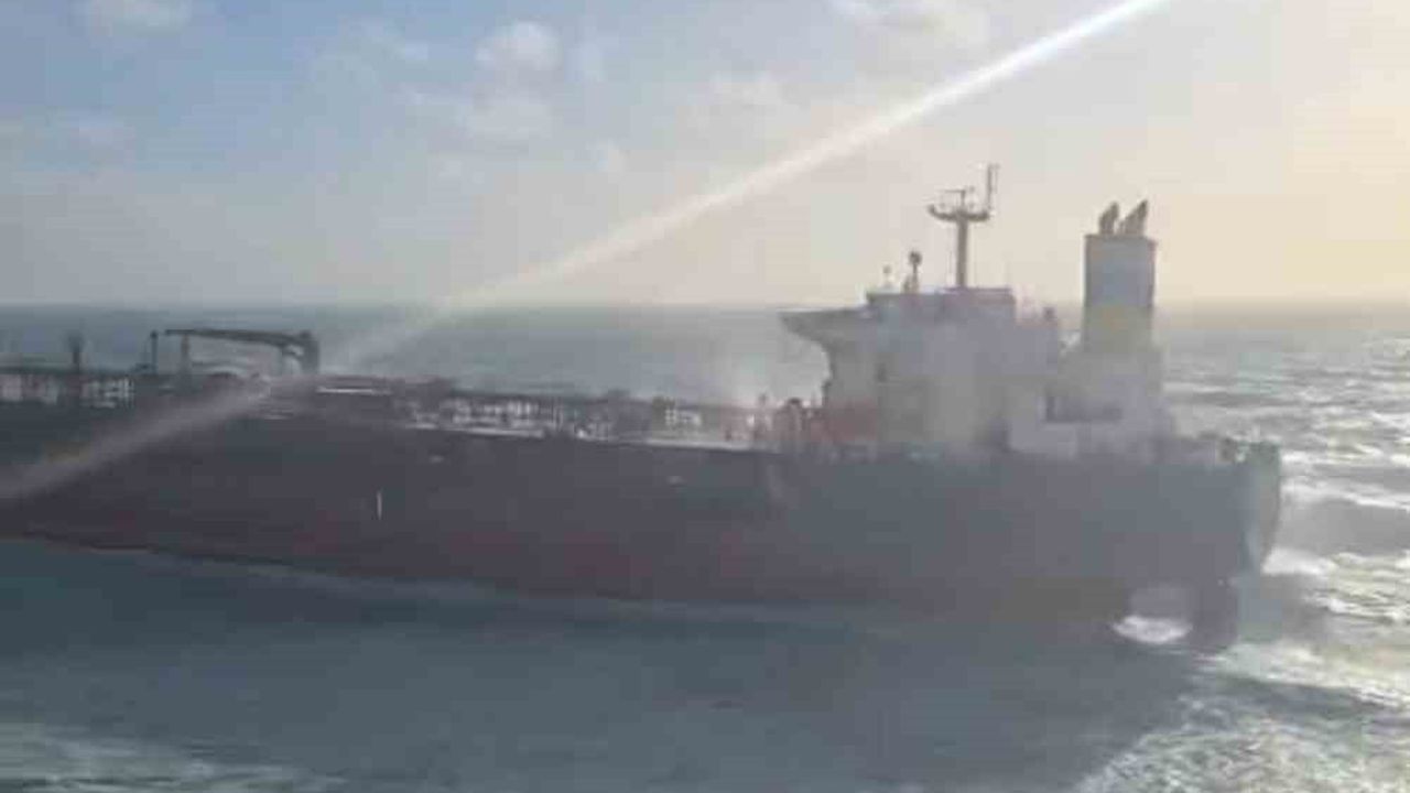 Bozcaada açıklarında 'QENDIL' boş ham petrol tankeri karaya oturdu