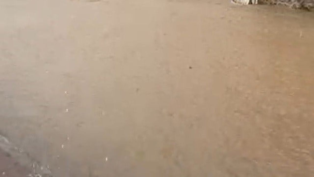 Bozcaada’da sağanak yağış cadde ve sokakları göle dönüştürdü