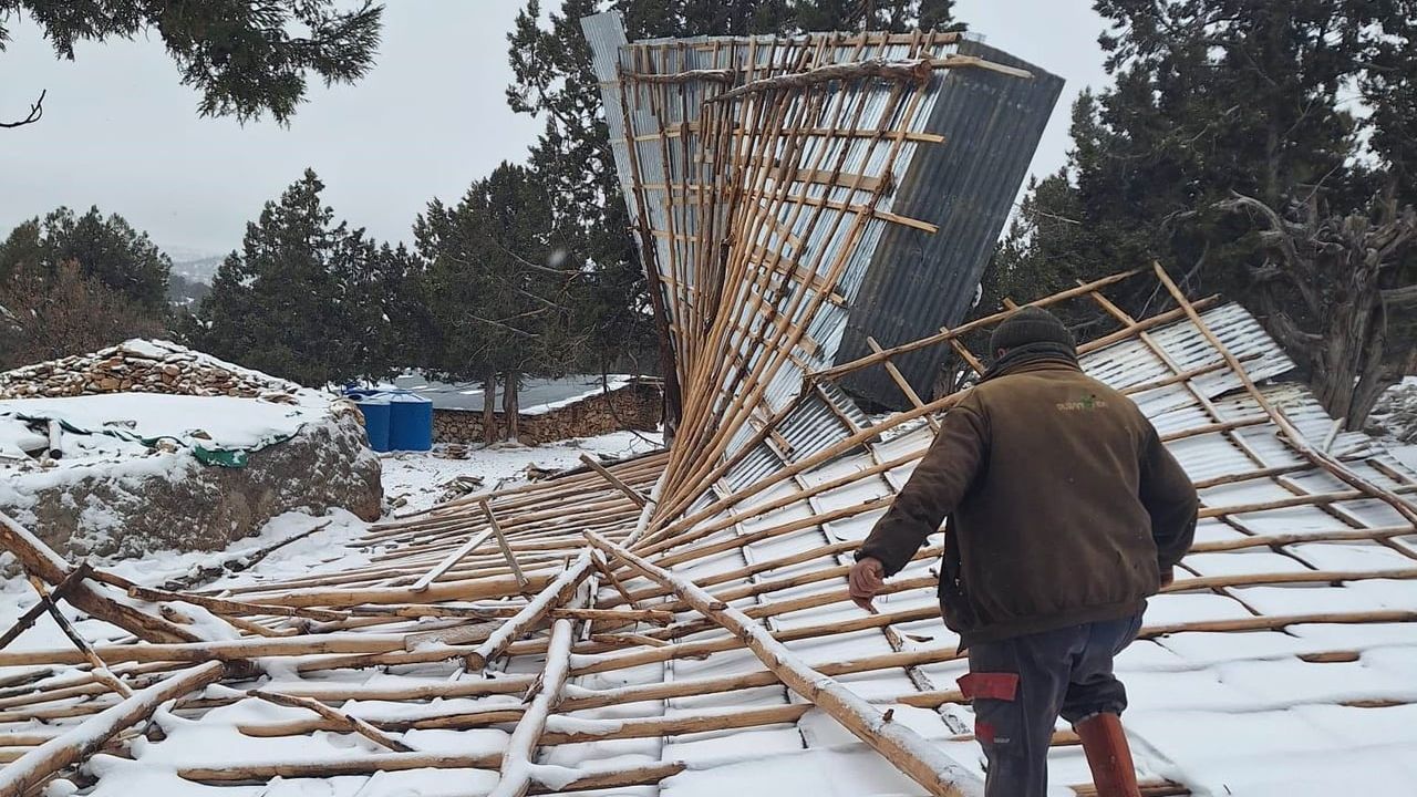 Bozkır'da şiddetli fırtına ahırın çatısını uçurdu, çiftçi destek bekliyor
