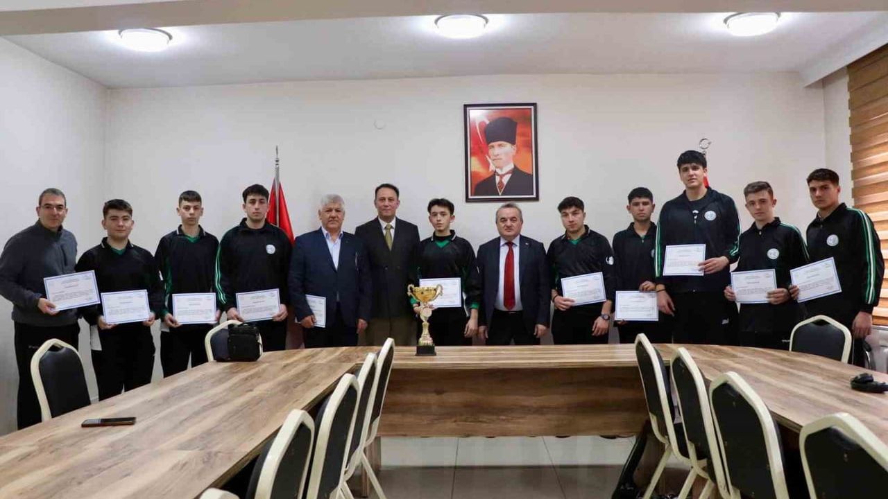 Bozüyük Mesleki ve Teknik Anadolu Lisesi Genç Erkekler Hentbolda İl Birincisi Oldu; Sporcular Makamında Ödüllendirildi