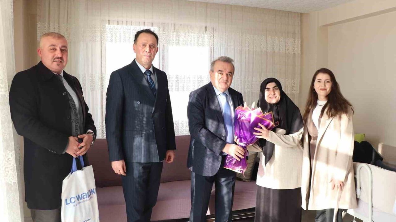 Bozüyük’te evde eğitim alan öğrenciye karne ve başarı belgesi takdim edildi