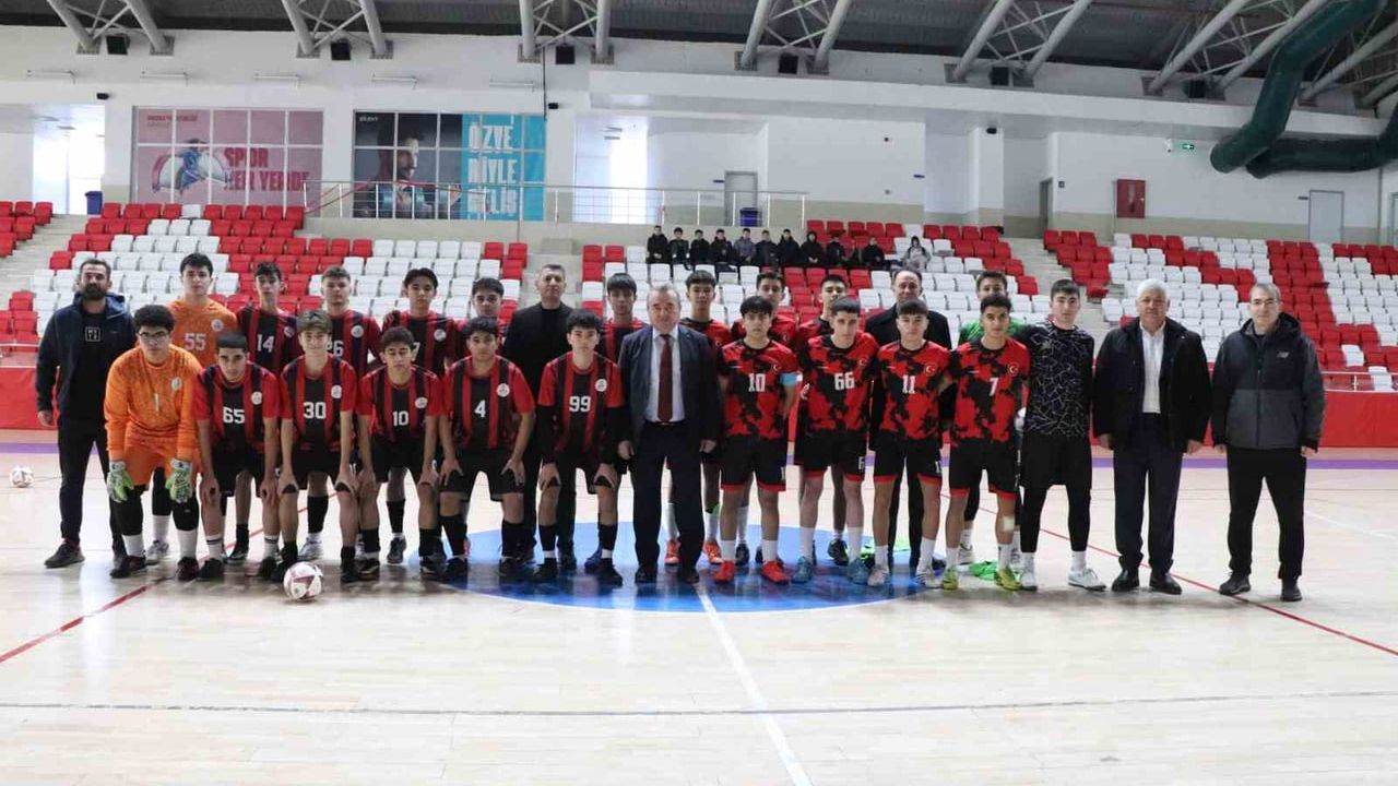Bozüyük’te Okul Sporları Genç Erkek Futsal Grup Maçları Protokolün Katılımıyla Gerçekleşti