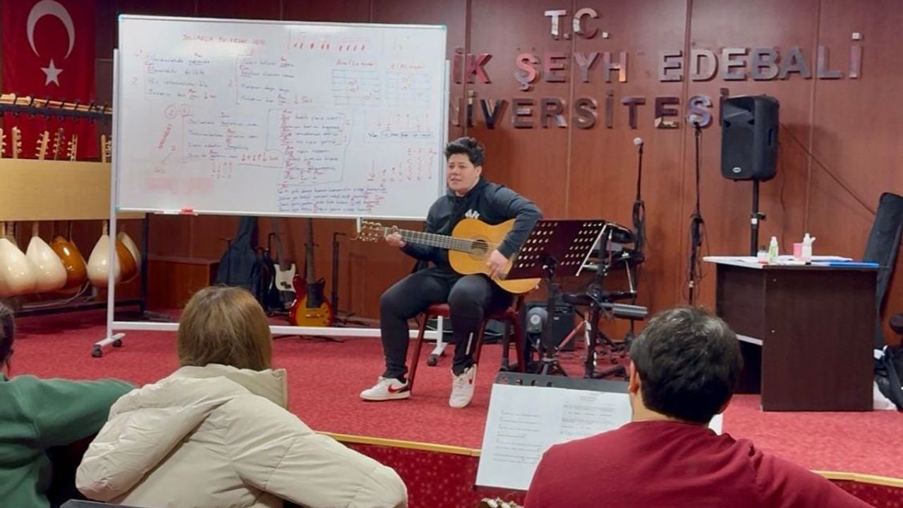 BŞEÜ'de Başlangıç Seviyesi Gitar ve Bağlama Kursları Öğrencilerden Yoğun İlgi Görüyor