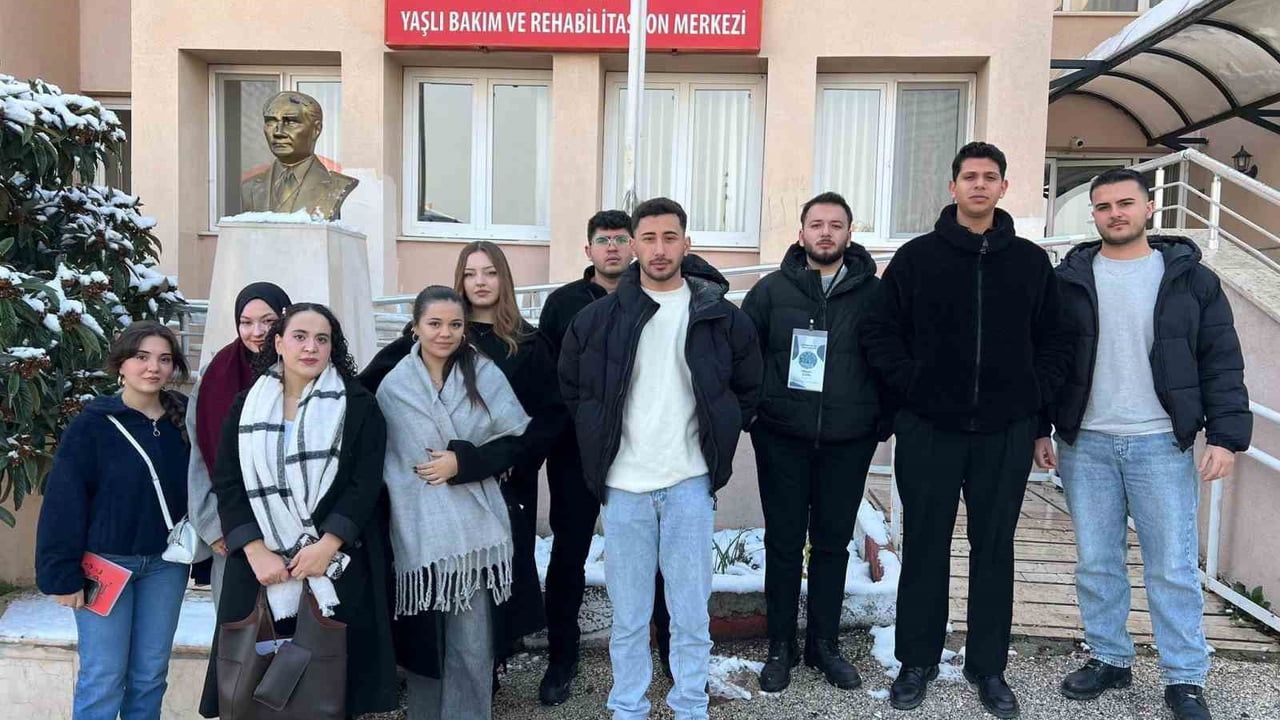 BŞEÜ Gençlik ve İnovasyon Kulübü'nden huzurevi ziyareti