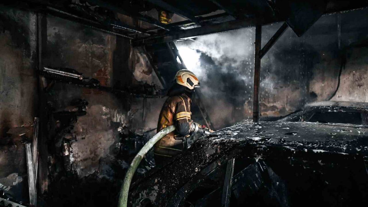 Buca Seyhan Mahallesi'nde Oto Tamirci Deposunda Çıkan Yangın Kısa Sürede Kontrol Altına Alındı