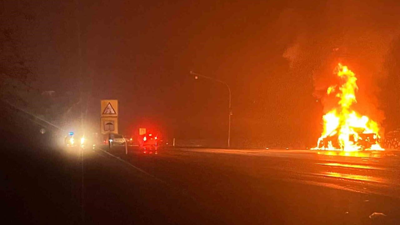 Bucak'ta seyir halindeki BMW alev aldı: 5 kişi kendi imkanlarıyla kurtuldu