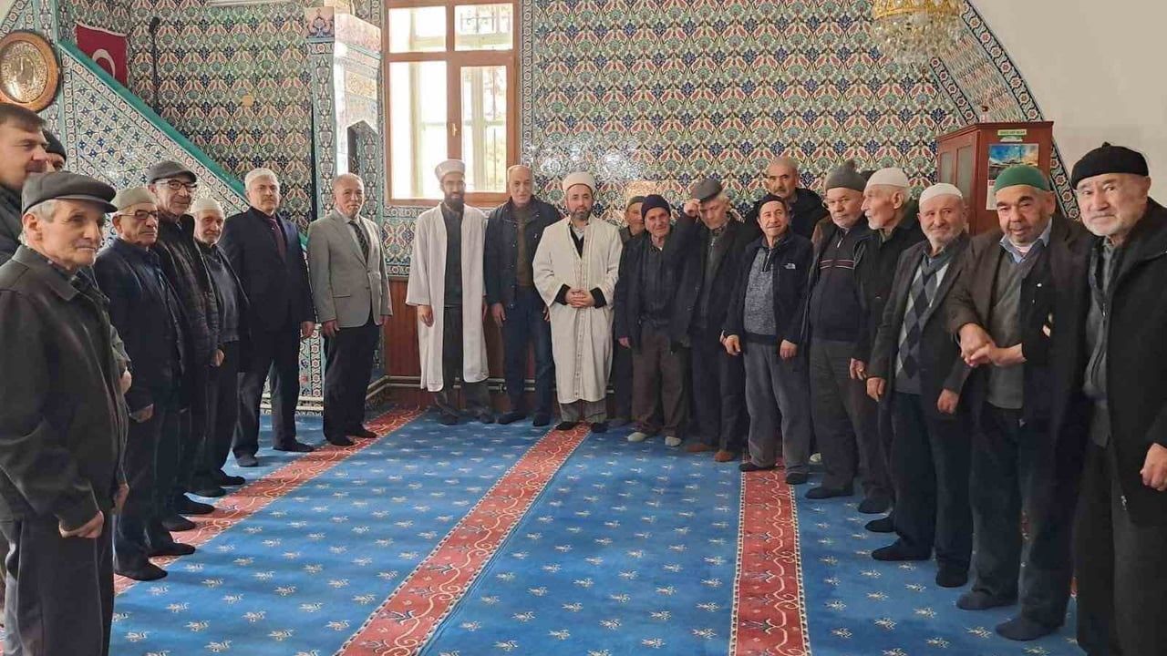 Büğdüz Mahalle Camii’nin Minber Örtüsü Geleneksel Motiflerle Yenilendi