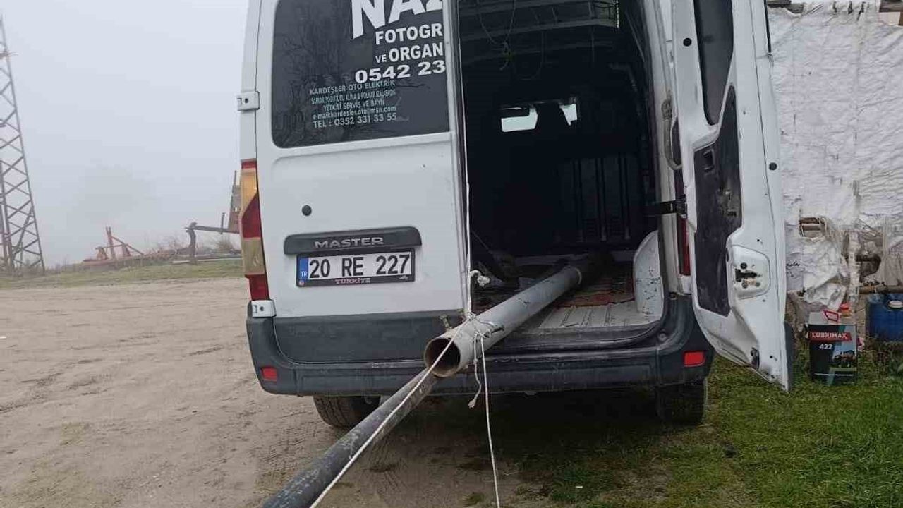 Buldan Gülalan'da bayrak direğinin ipi çalındı