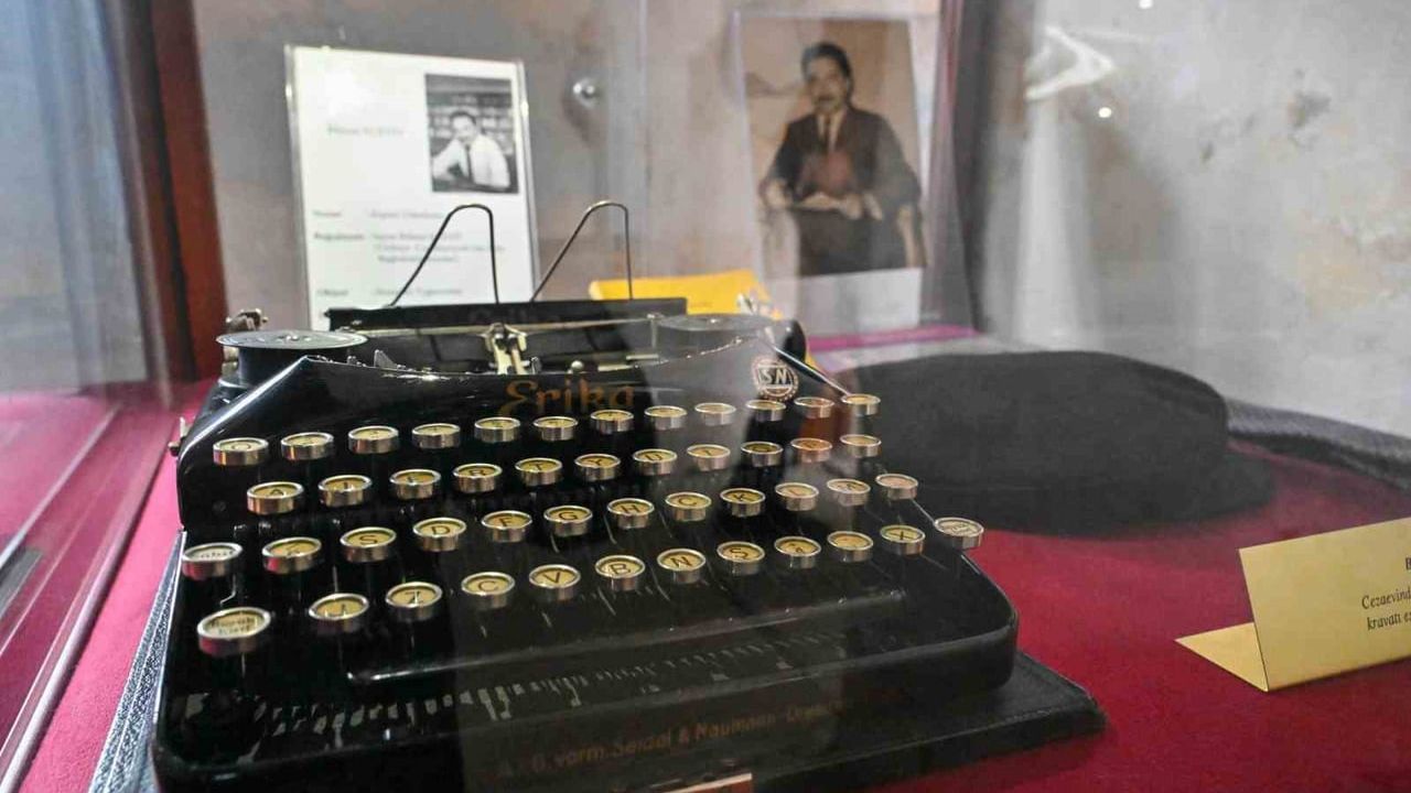 Bülent Ecevit'in 70 yıllık 'Erika' daktilosu Ulucanlar Cezaevi Müzesi'nde sergileniyor