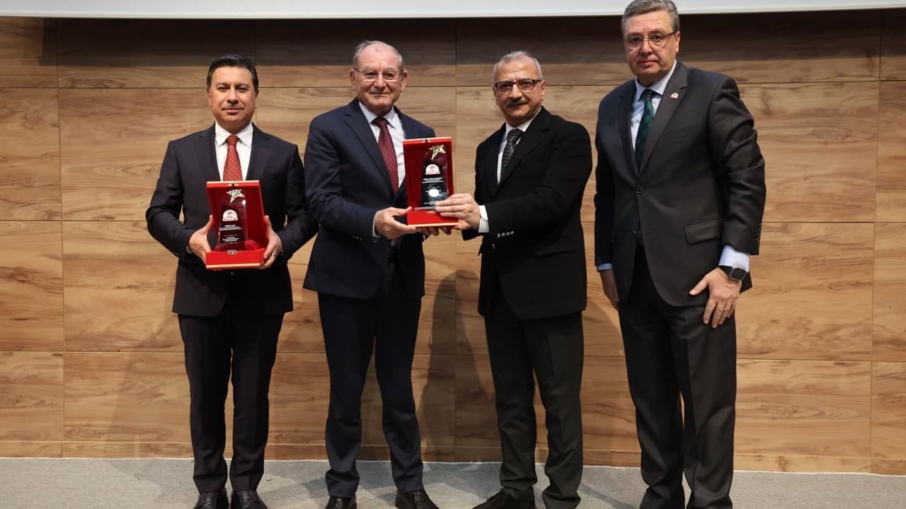 Bülent Nuri Çavuşoğlu, Ege Gazeteciler Federasyonu'nun 'En Başarılı Büyükşehir Belediye Başkanı' Ödülünü Aldı