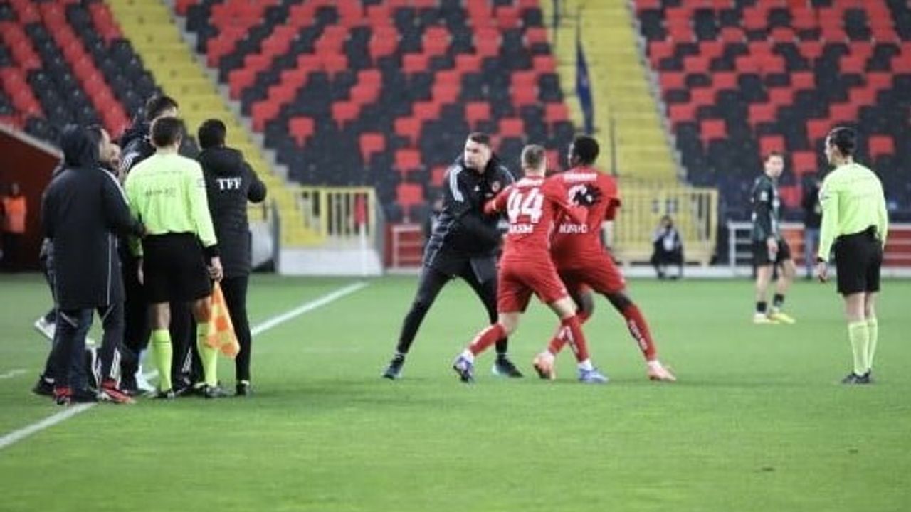 Burak Yılmaz'tan hakemlere ve futbol kamuoyuna özür