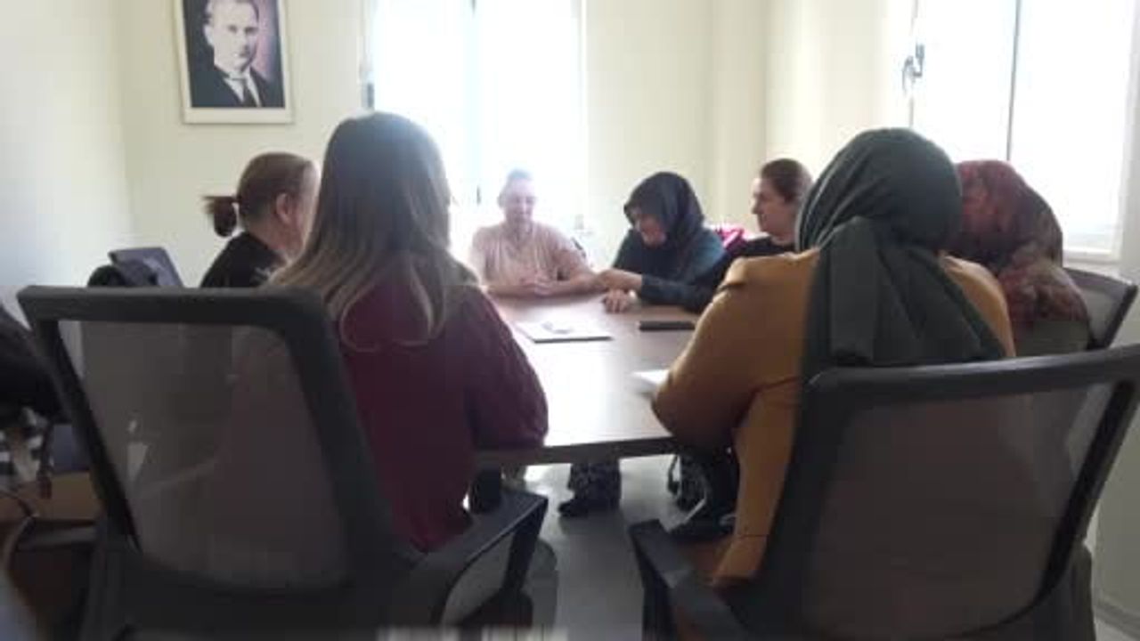 Burdur Aile Akademisi'nde aile içi iletişim ve şiddetle mücadele eğitimleri sürüyor