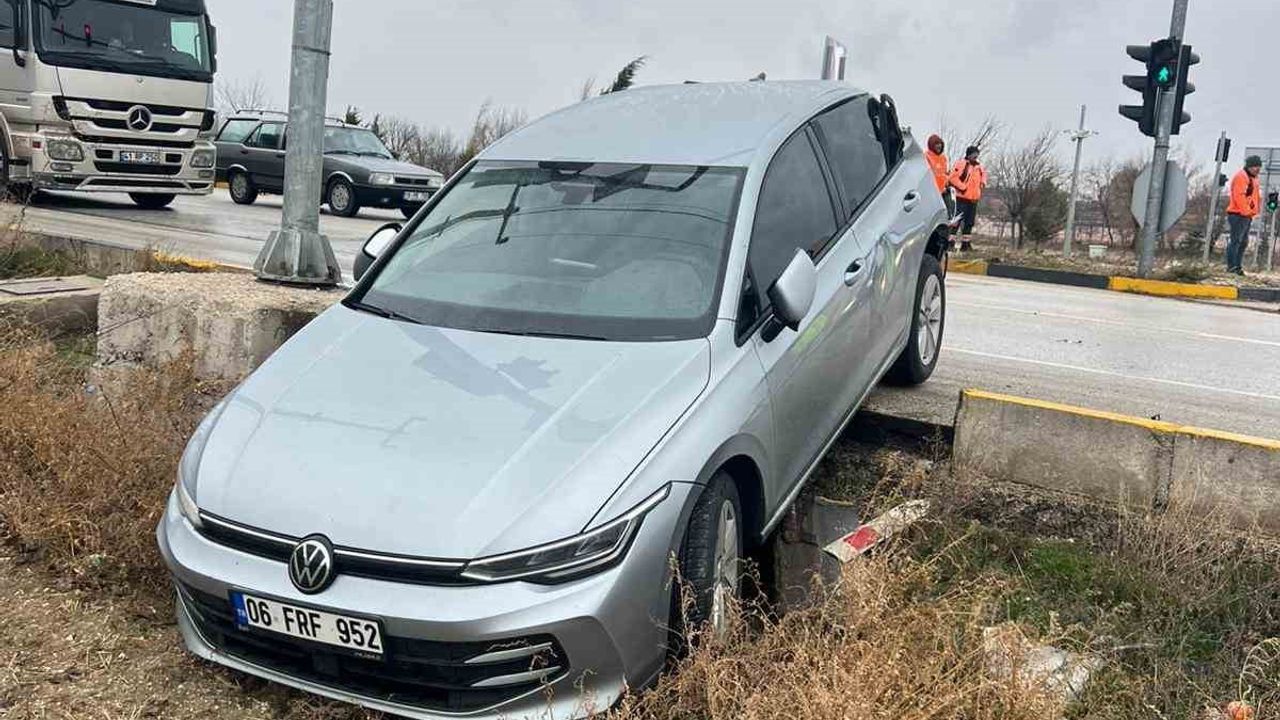 Burdur-Antalya kara yolunda kamyonet ile otomobil çarpıştı: 1 yaralı
