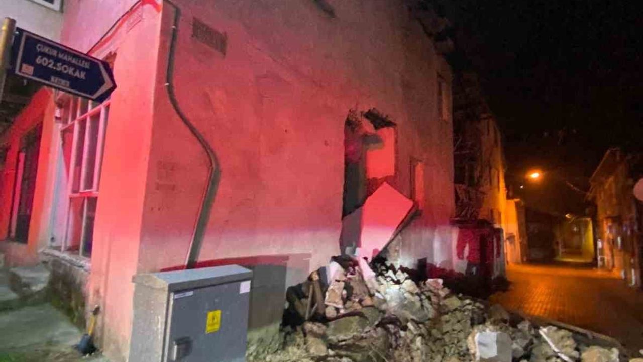 Burdur Bucak’ta kullanılmayan kerpiç evin yan duvarı çöktü — Yaralanma yok, çevre güvenlik altına alındı