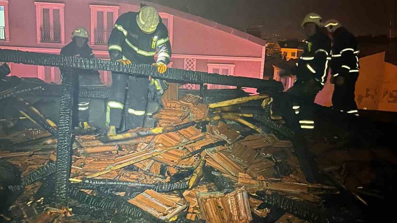 Burdur'da 4 katlı binanın çatısında çıkan yangın söndürüldü; çatı kullanılmaz hale geldi