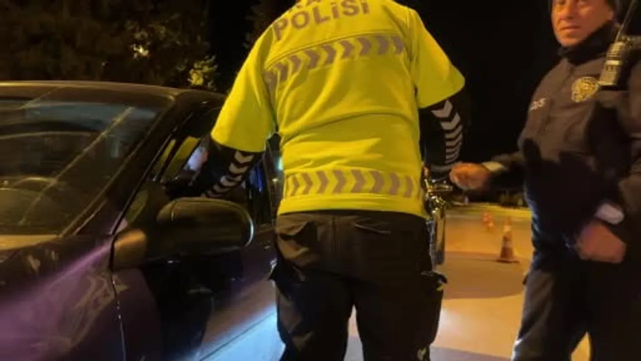 Burdur'da alkol kontrolünde sürücü ile polis arasında tartışma; yolcudan tabanca çıktı