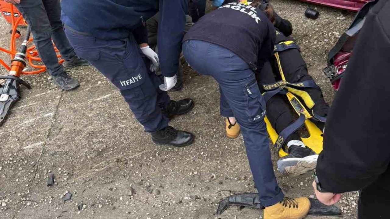 Burdur'da Antalya-Isparta Karayolunda 3 otomobilin çarpıştığı kaza: 4 yaralı