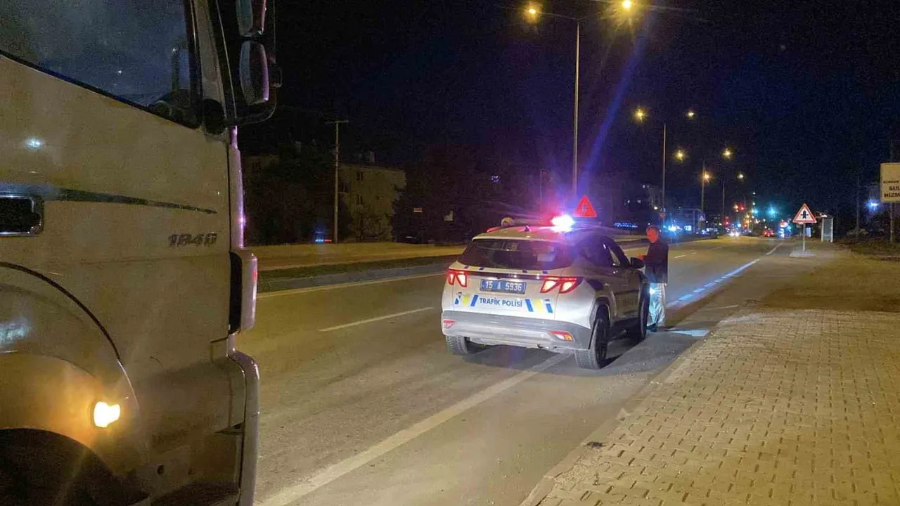 Burdur'da 'dur' ihtarına uymayan tır sürücüsü yakalandı: Ehliyetsiz ve asker kaçağı olduğu belirlendi