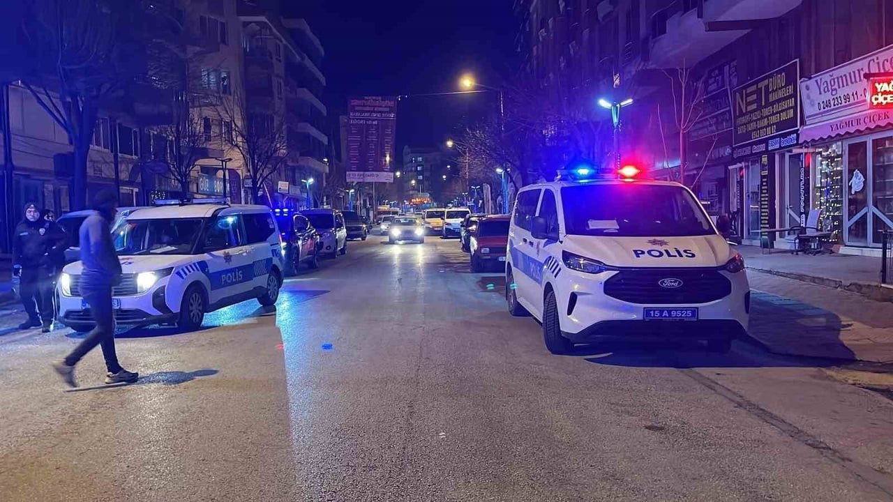 Burdur'da eğlence mekanında çıkan kavgada 2 kişi bıçaklandı, şüpheli gözaltında