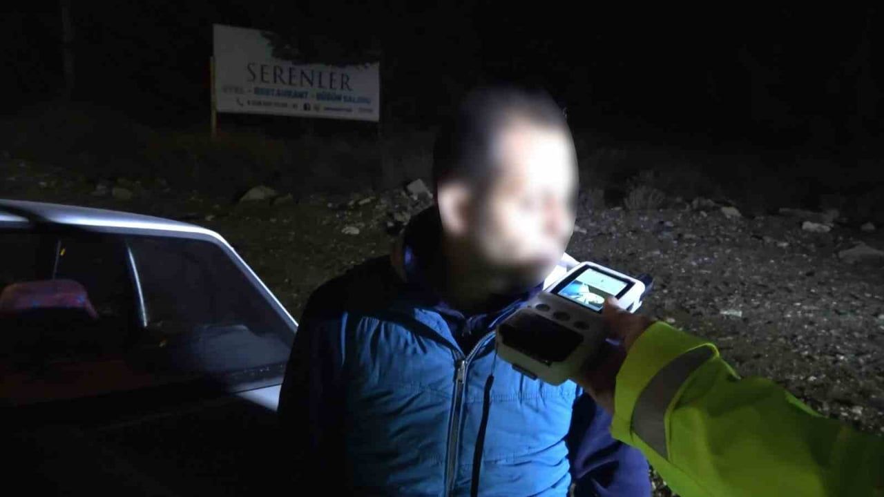 Burdur'da emniyet şeridinde bekleyen alkollü sürücü polis dikkatiyle yakalandı