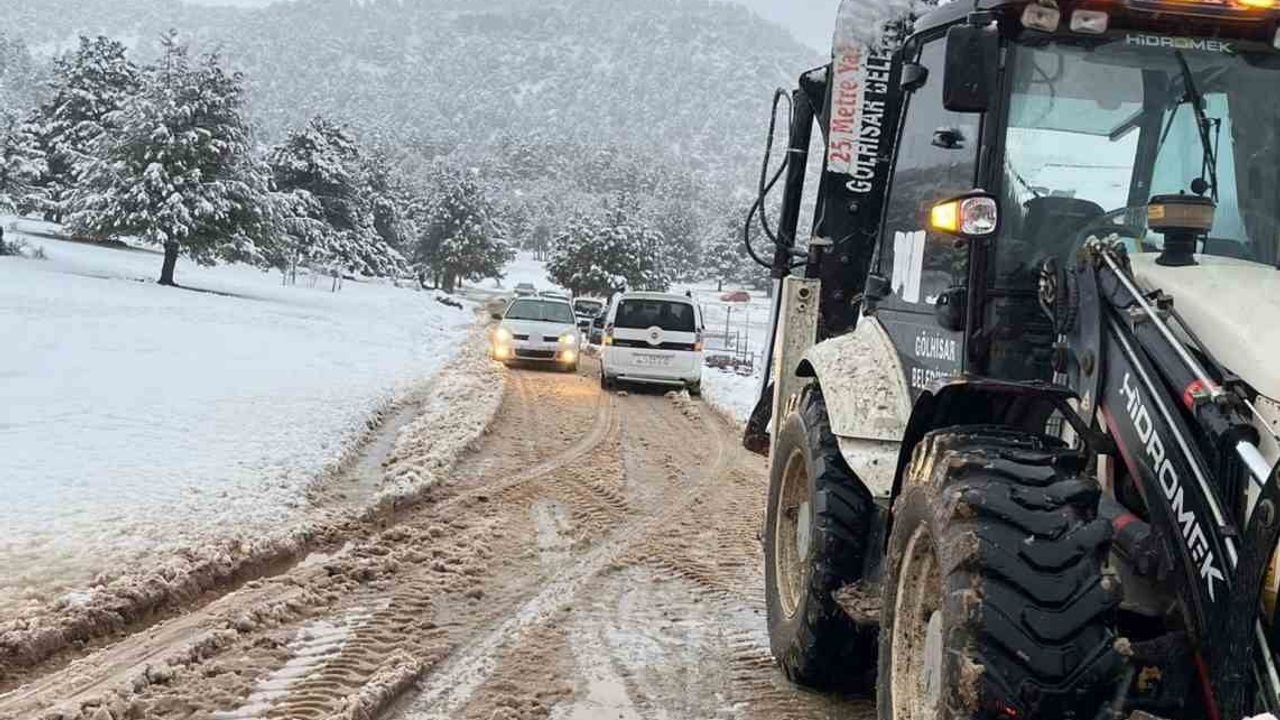 Burdur'da kar yağışı: Gölhisar ve Çavdır'da mahsur kalanlar kurtarıldı