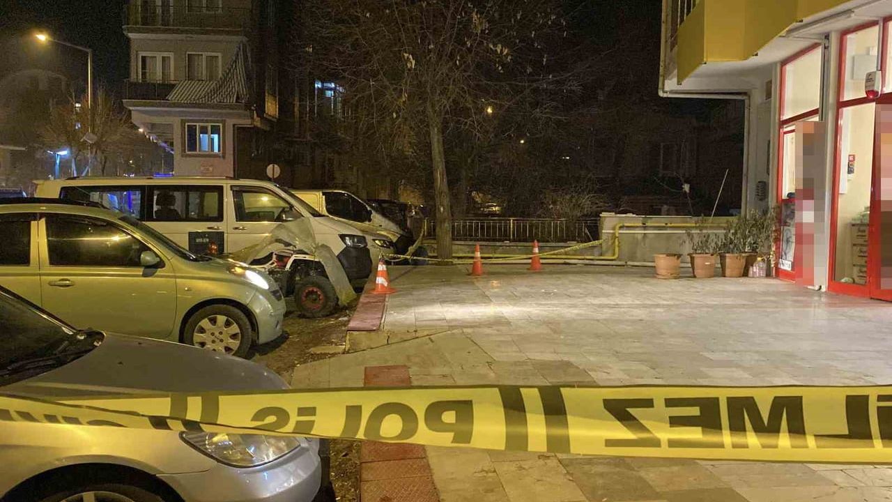 Burdur'da Kışla Caddesi'nde şüpheli çanta fünye ile patlatıldı