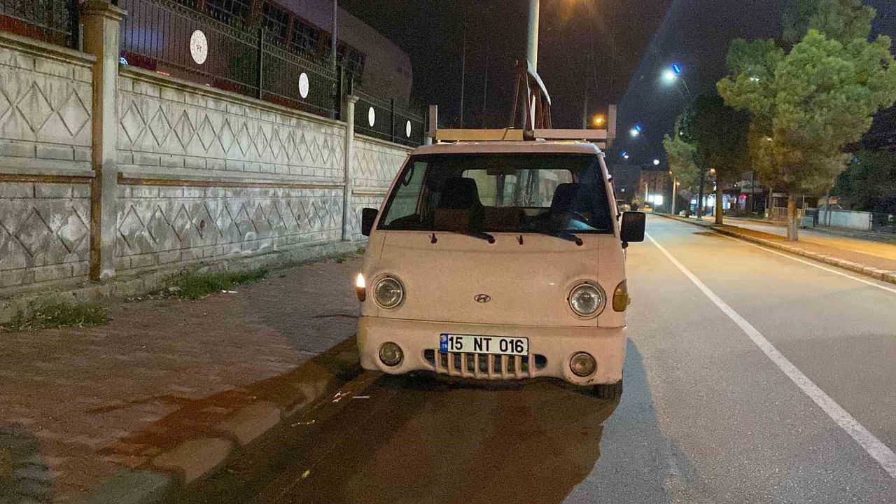 Burdur'da polis dikkatiyle kaldırıma çıkan alkollü sürücü yakalandı