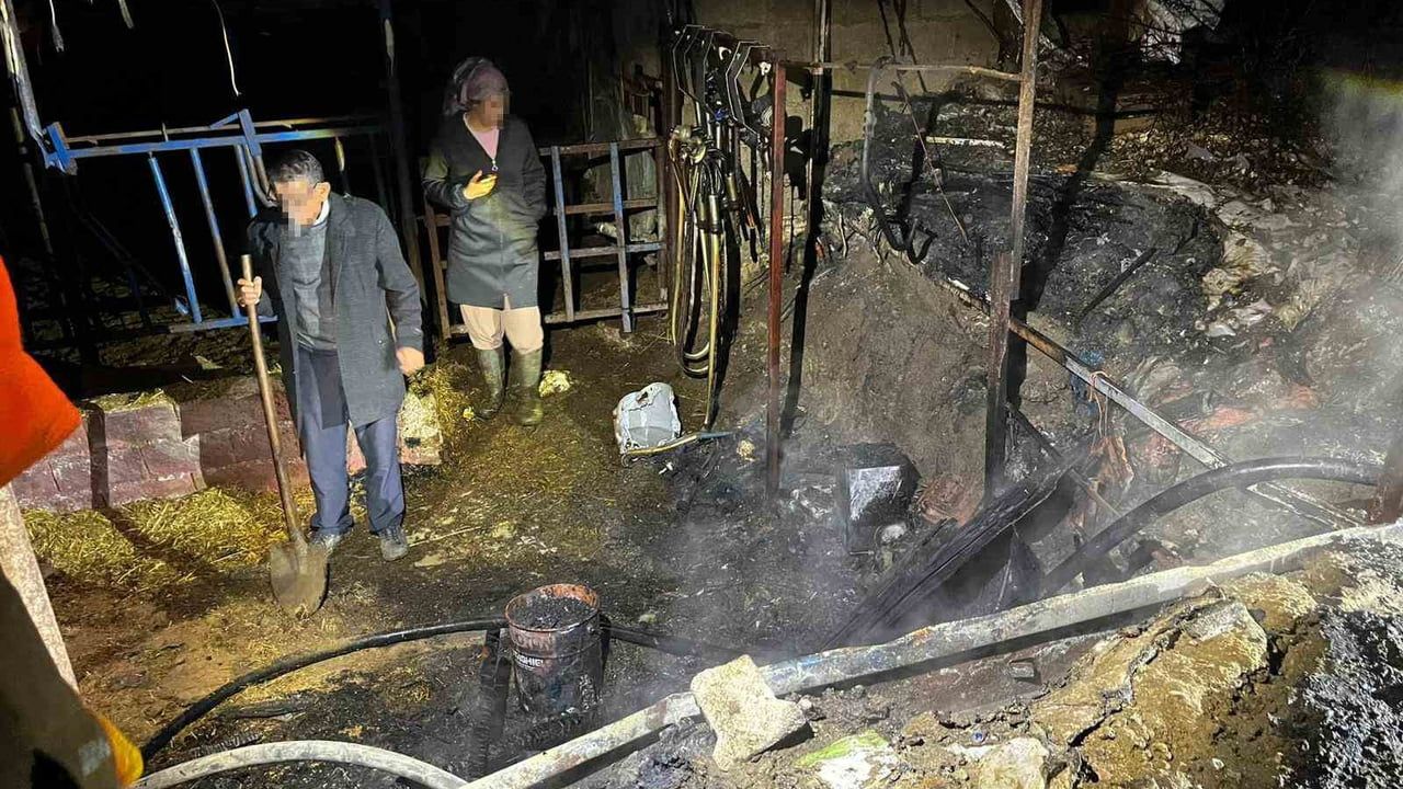Burdur'da Yusufça Beldesinde Ahır Yangını Kontrol Altına Alındı