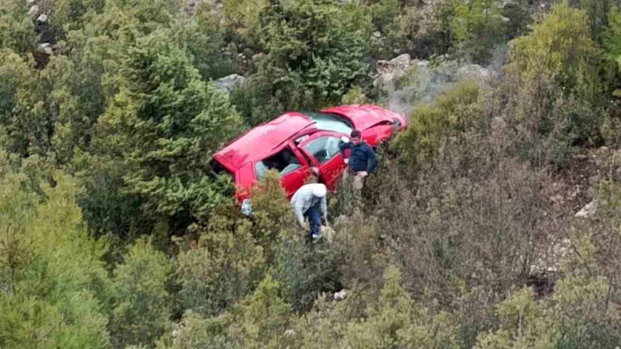 Burdur'un Bucak ilçesinde otomobil uçuruma düştü: 1 yaralı
