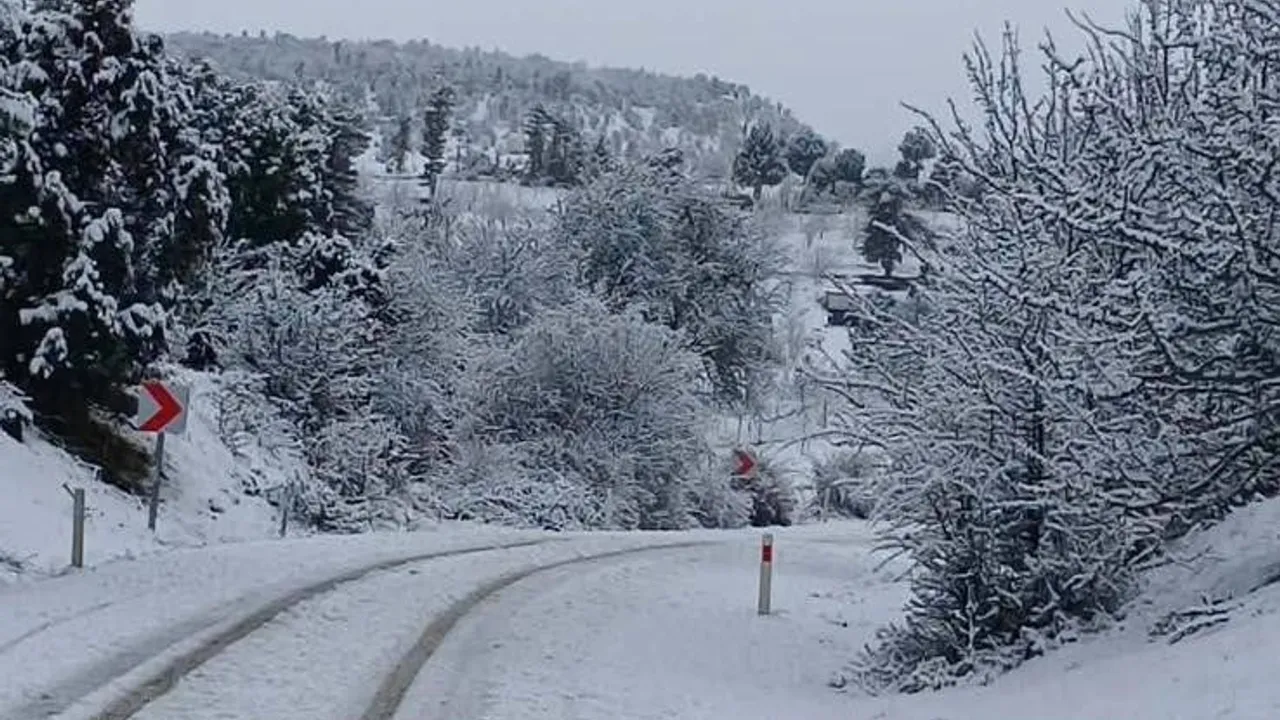 Burdur'un yüksek kesimlerinde kar yağışı: Gölhisar'da yollar beyaza büründü