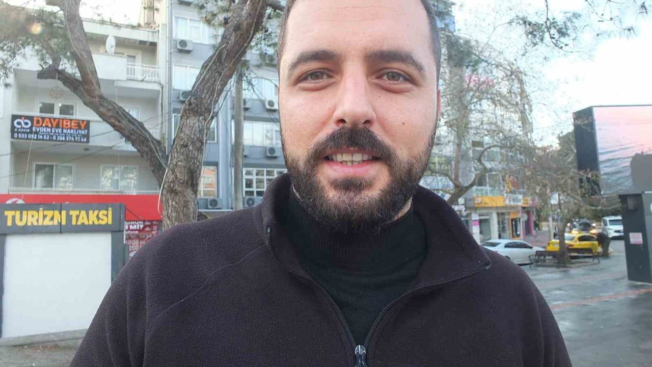 Burhaniye Cumhuriyet Meydanı'nda güvercinler 11 yıldır halkın imecesiyle besleniyor