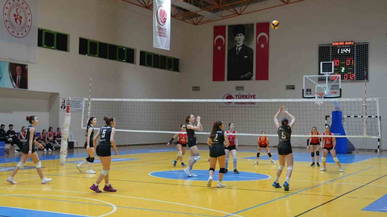 Burhaniye'de 4.'sü Düzenlenen Geleneksel Yıldız Kızlar Voleybol Turnuvası Başladı