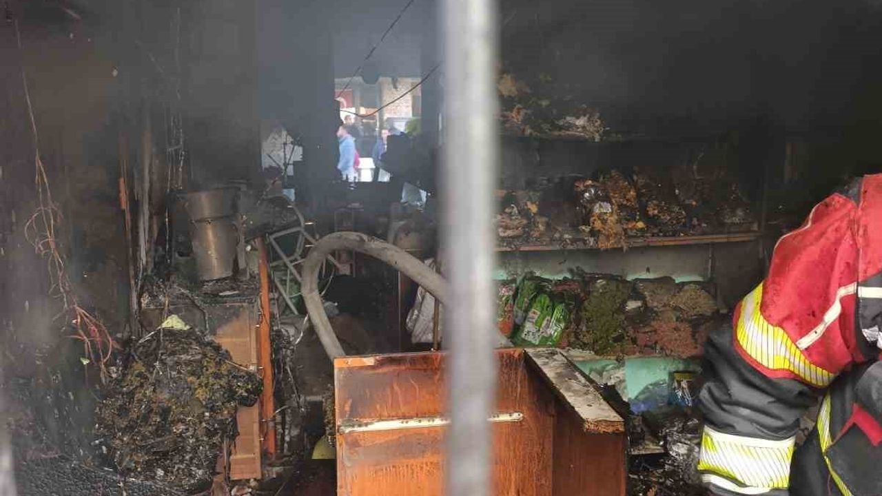 Burhaniye'de baharatçı dükkanında çıkan yangın itfaiye tarafından söndürüldü