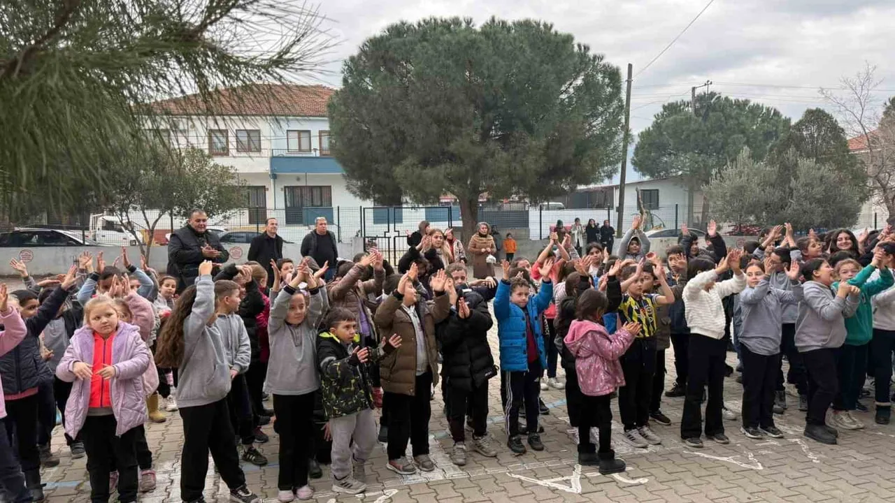 Burhaniye'de 'Bir Nota Bin Gülümseme' Projesiyle 3 Köy Okulunda Sürpriz Konser