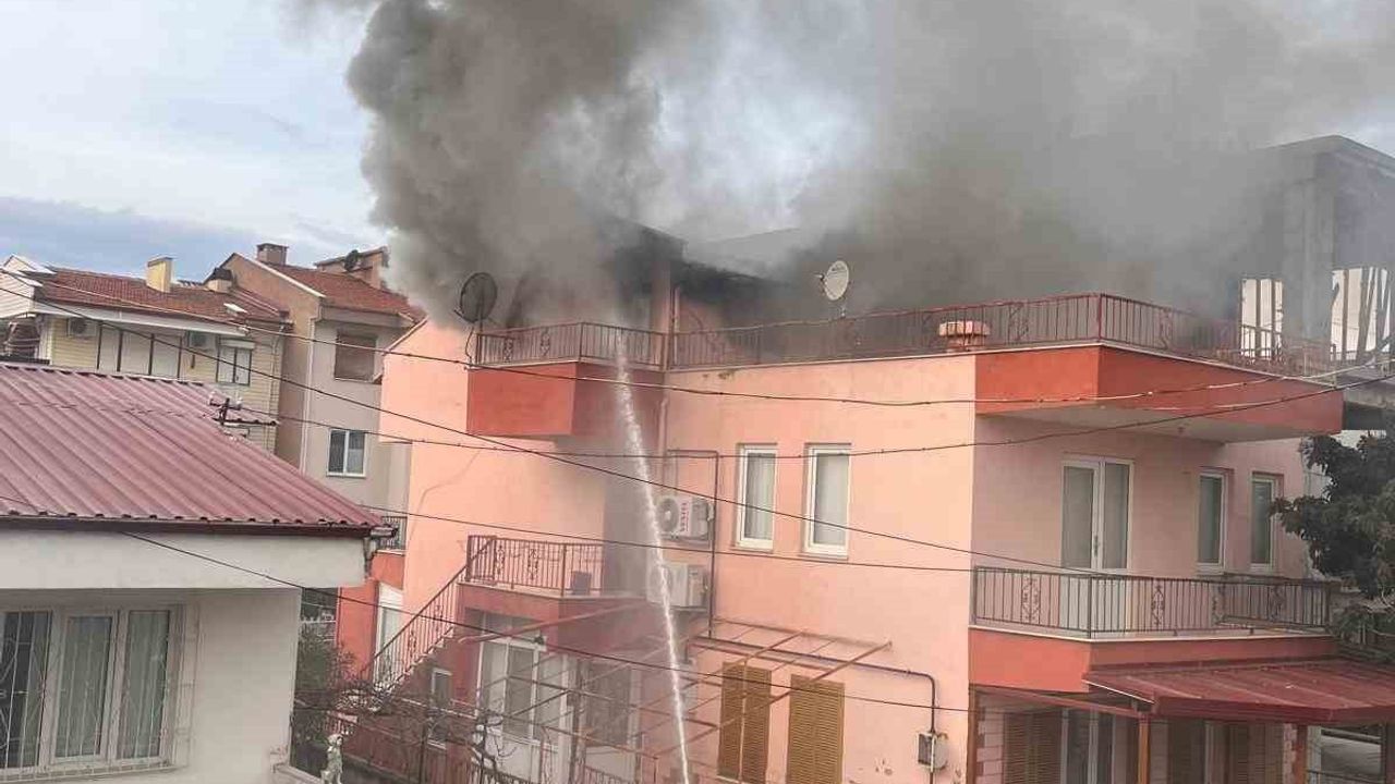 Burhaniye'de çatı katı yangını: Vatandaşlar tarafından çıkarılan yaşlı adam hastaneye kaldırıldı