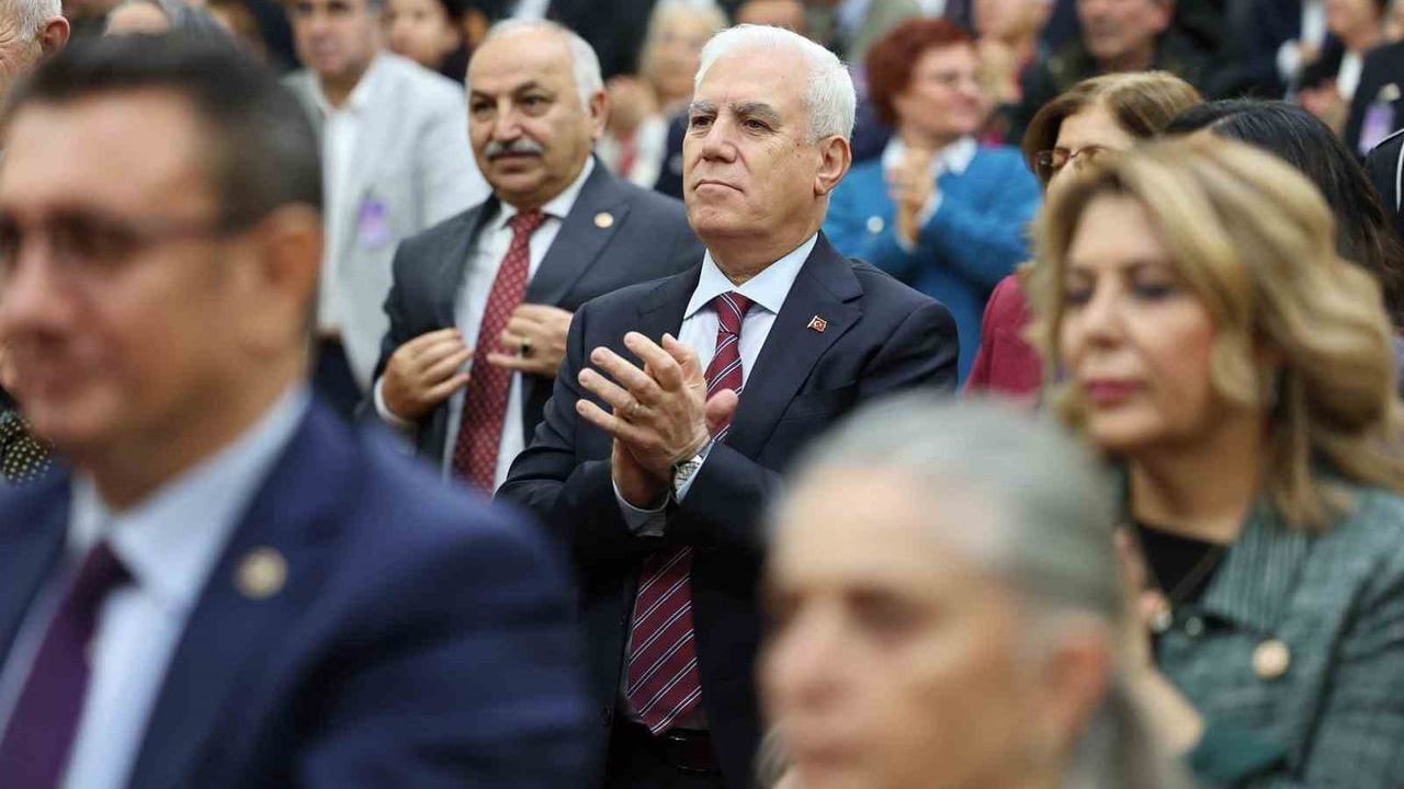 Bursa Büyükşehir Belediye Başkanı Mustafa Bozbey, CHP Genel Başkanı Özgür Özel'i TBMM'de ziyaret etti