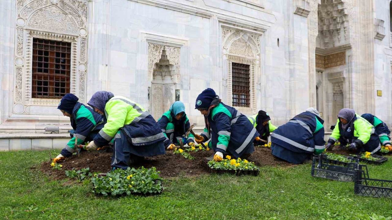 Bursa Büyükşehir Belediyesi kışın da tarihi mekânları çiçeklerle canlandırıyor