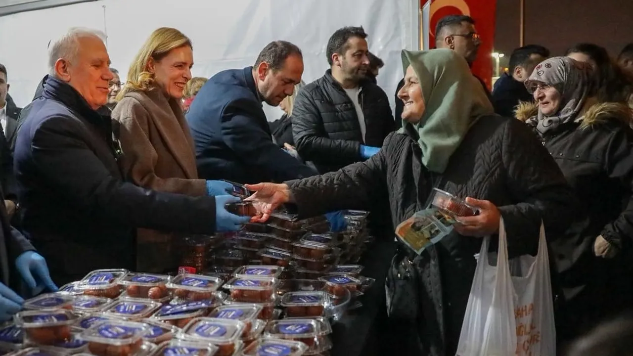 Bursa Büyükşehir Belediyesi Miraç Kandili’nde 17 ilçede ve 21 camide tatlı ikramı