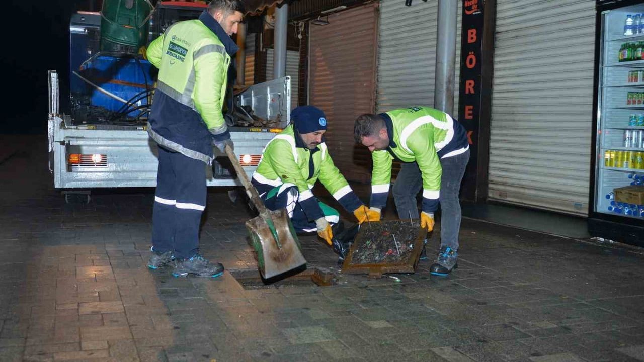 Bursa Büyükşehir Belediyesi, Tarihi Çarşı ve Hanlar Bölgesi'nde Gece Mazgal Temizliği Yaptı