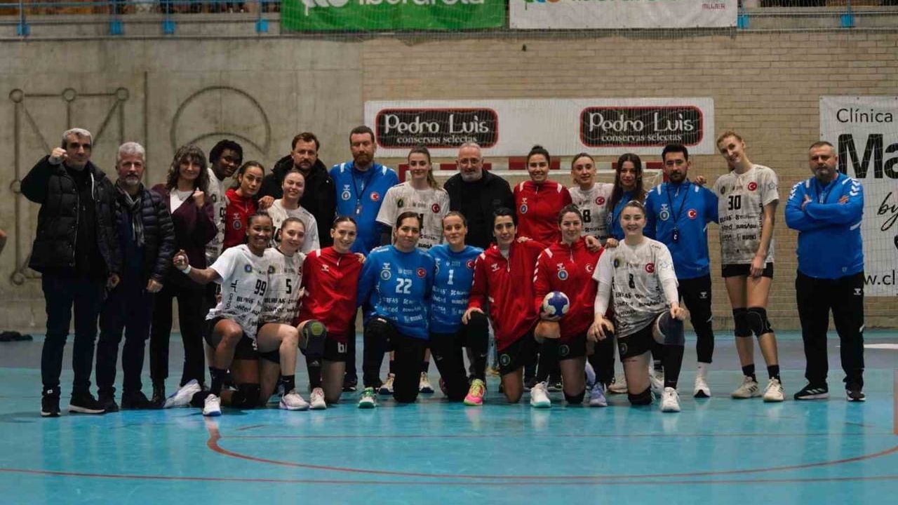 Bursa Büyükşehir Belediyespor, EHF Avrupa Kupası'nda Replasa Beti-Onak'ı 25-24 yenerek rövanşa avantajla gitti