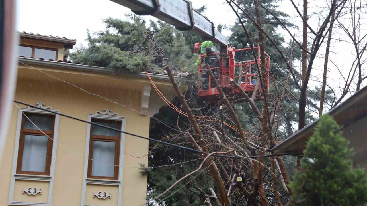 Bursa Büyükşehir ekipleri şiddetli rüzgara 356 personel ve 124 araçla müdahale etti