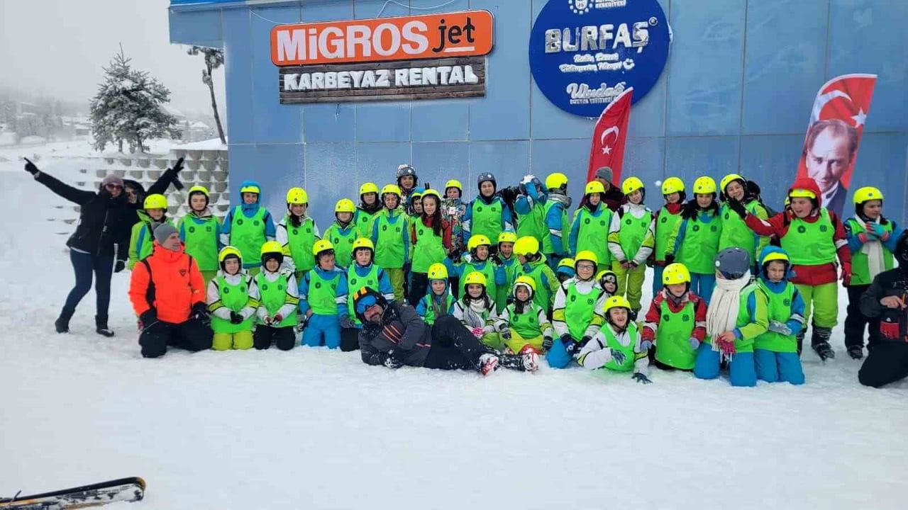 Bursa Büyükşehir'in '1000 Çocuk Kayak' Projesiyle Uludağ'da Öğrenciler Kayakla Tanışıyor